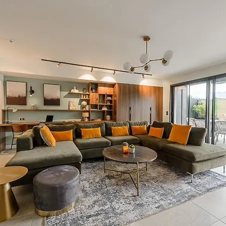 Le Merveilleux: Luxurious Lakeside By Lla Selections Apartment *